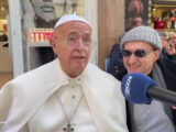Sanremo, i fan cantano i brani dei propri beniamini davanti l’Ariston
