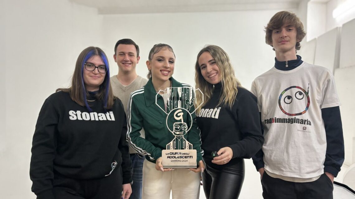 Angelina Mango ritira il premio della Giuria degli Adolescenti Angelina Mango ritira il premio della Giuria degli Adolescenti