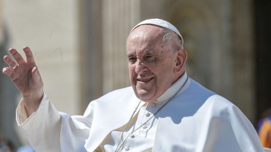 Papa Francesco “Non dimentichiamo la Siria che soffre per una lunga guerra” Papa Francesco “Non dimentichiamo la Siria che soffre per una lunga guerra”