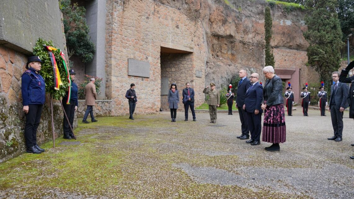 Fosse Ardeatine, ministri Roth e Sangiuliano rendono omaggio alle vittime Fosse Ardeatine, ministri Roth e Sangiuliano rendono omaggio alle vittime