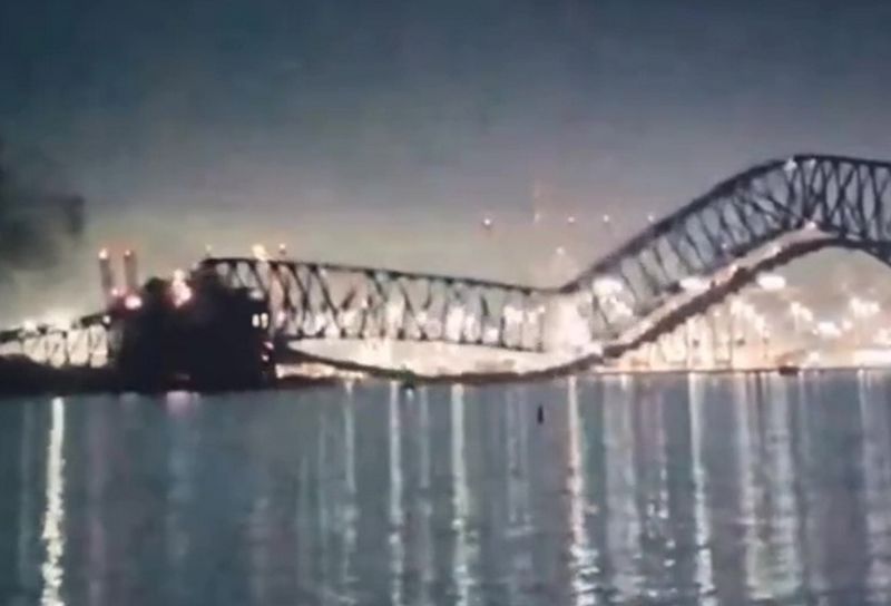 A Baltimora crolla un ponte dopo l’urto di una nave cargo A Baltimora crolla un ponte dopo l’urto di una nave cargo