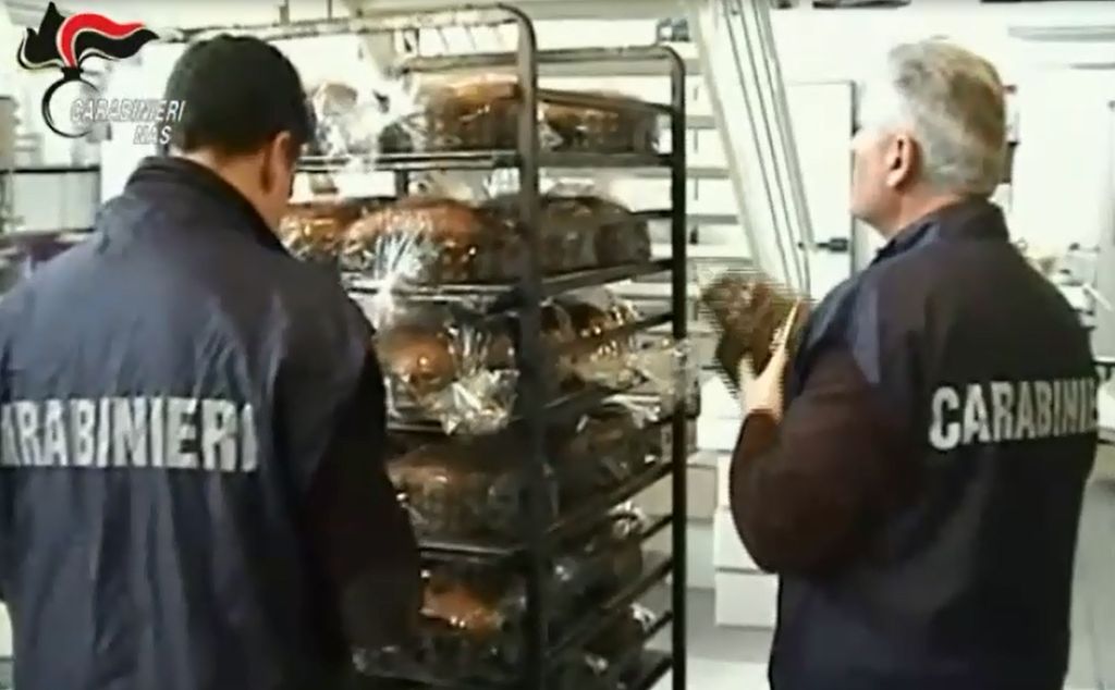 Nas sequestrano due tonnellate tra uova di pasqua e colombe Nas sequestrano due tonnellate tra uova di pasqua e colombe