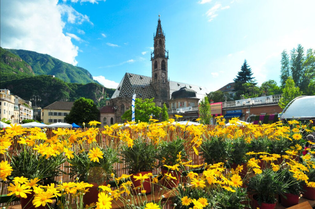 Fiori, arte, mercatini ed eventi gourmet. Così Bolzano dà il benvenuto alla primavera. Con appuntamenti festosi che invitano a godersi la città nel suo momento più bello.