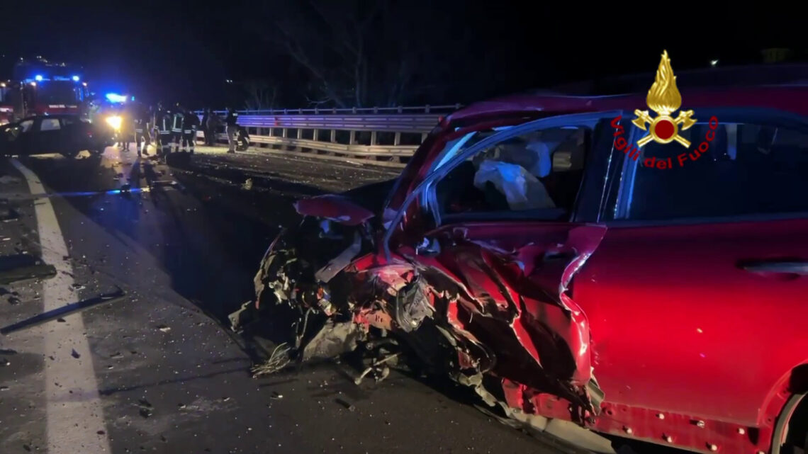 Incidenti stradali, scontro frontale tra due auto a Potenza Incidenti stradali, scontro frontale tra due auto a Potenza