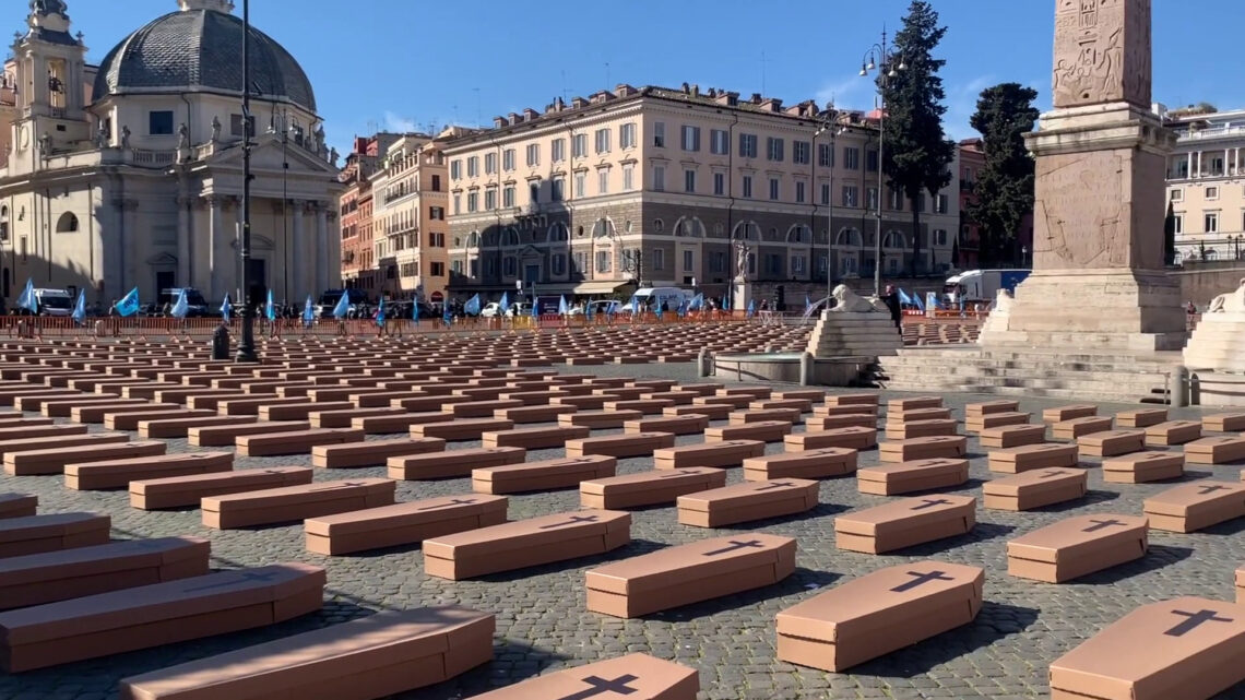 Morti sul lavoro, mille bare in piazza del Popolo a Roma Morti sul lavoro, mille bare in piazza del Popolo a Roma