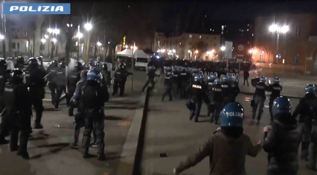 Scontri al corteo pro Cospito a Torino, 75 denunce e 18 misure cautelari Scontri al corteo pro Cospito a Torino, 75 denunce e 18 misure cautelari