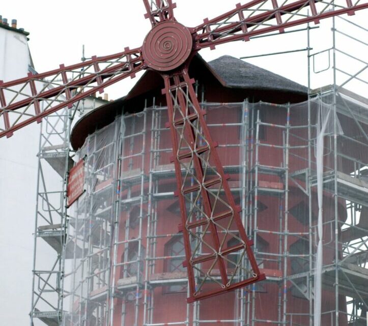 Parigi, si staccano le pale del Moulin Rouge. Nessun ferito Parigi, si staccano le pale del Moulin Rouge. Nessun ferito