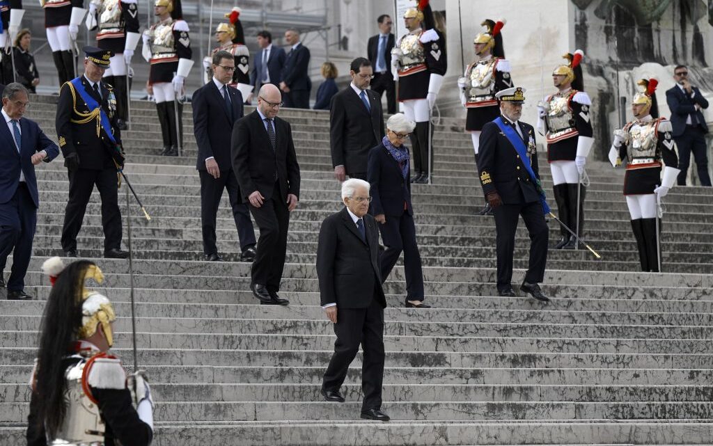 25 Aprile, Mattarella depone corona di fiori all’Altare della Patria 25 Aprile, Mattarella depone corona di fiori all’Altare della Patria
