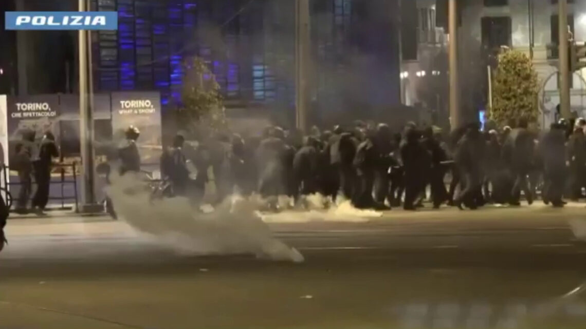18 arresti e 75 denunciati per corteo anarchici a Torino, le immagini 18 arresti e 75 denunciati per corteo anarchici a Torino, le immagini