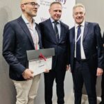 Al Vinitaly Luigi Nola, giovane titolare e Amministratore Delegato di Cantine Ferrocinto, è stato onorato con il Premio "Angelo Betti - Benemeriti della viticoltura 2024", consegnato dall'Assessore regionale all'Agricoltura, Gianluca Gallo.