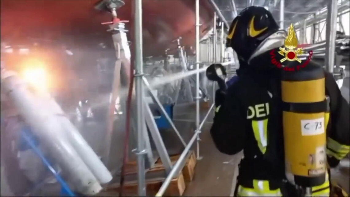 Sestri Ponente, incendio in un cantiere nautico. Evacuati 100 operai Sestri Ponente, incendio in un cantiere nautico. Evacuati 100 operai