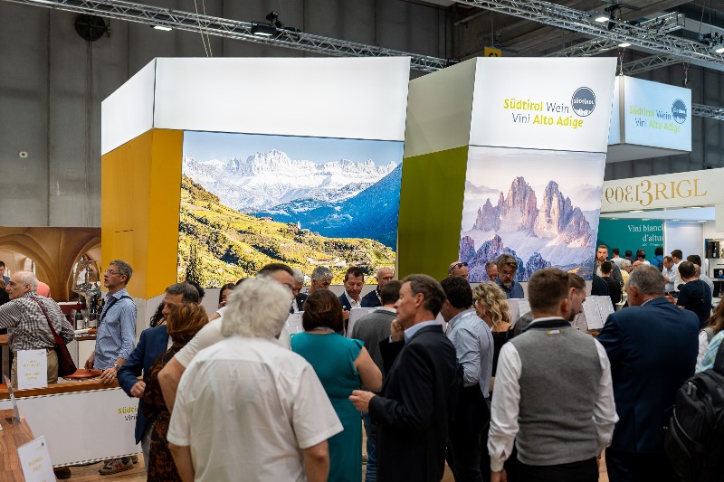 I Vini Alto Adige a Vinitaly, l’annata 2023 stupisce e conquista il pubblico I Vini Alto Adige a Vinitaly, l’annata 2023 stupisce e conquista il pubblico