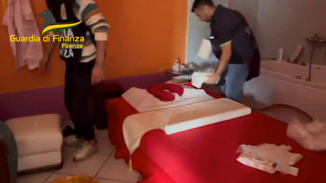Scoperto a Firenze centro massaggi a “luci rosse”, arrestate due donne Scoperto a Firenze centro massaggi a “luci rosse”, arrestate due donne