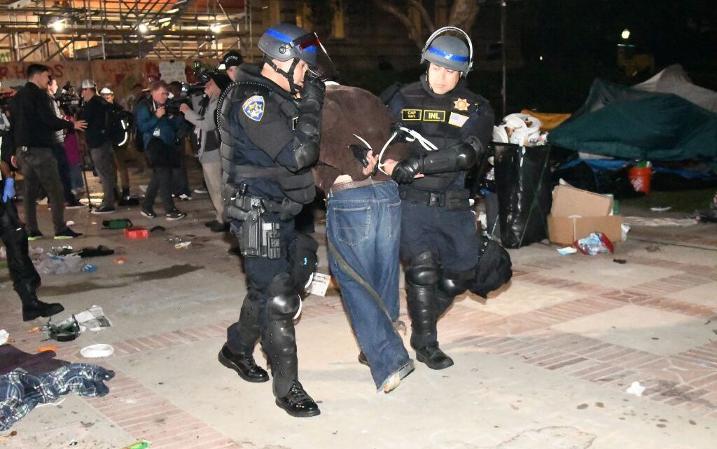 Usa, decine di arresti al Campus Ucla. Biden “Rispetto proteste, ma no violenze” Usa, decine di arresti al Campus Ucla. Biden “Rispetto proteste, ma no violenze”
