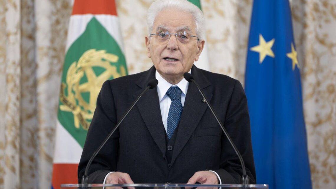 Mattarella “Mondo ha bisogno di pace, politica può arginare conflitti” Mattarella “Mondo ha bisogno di pace, politica può arginare conflitti”