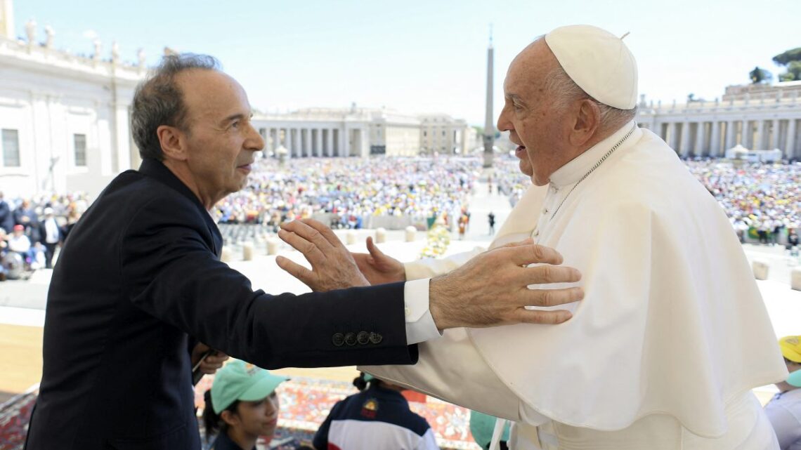 Alla Giornata Mondiale dei Bambini l’abbraccio di Benigni al Papa Alla Giornata Mondiale dei Bambini l’abbraccio di Benigni al Papa