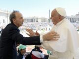 Alla Giornata Mondiale dei Bambini l’abbraccio di Benigni al Papa