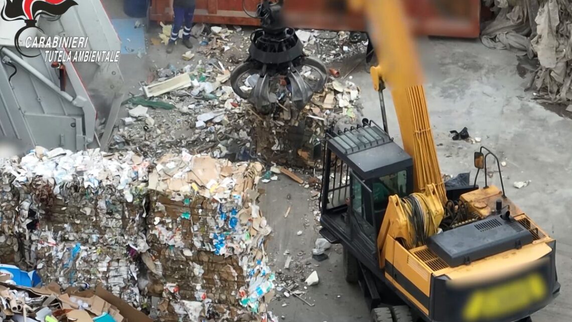 Traffico illecito di rifiuti e corruzione, 12 arresti in Campania Traffico illecito di rifiuti e corruzione, 12 arresti in Campania
