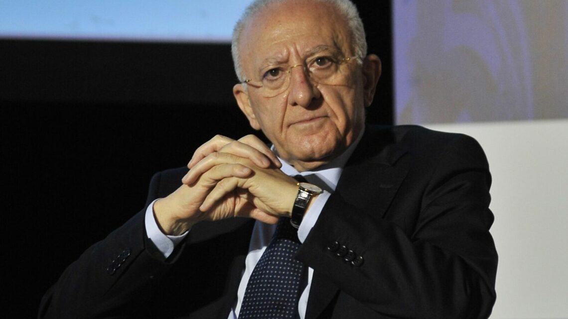 De Luca “Premier Meloni ci ha comunicato la sua vera identità e noi concordiamo” De Luca “Premier Meloni ci ha comunicato la sua vera identità e noi concordiamo”