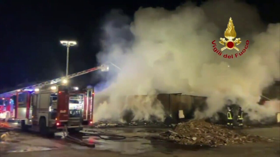 Fiamme in un’azienda per lo smaltimento dei rifiuti a Lamezia Terme Fiamme in un’azienda per lo smaltimento dei rifiuti a Lamezia Terme