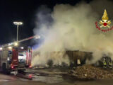 Fiamme in un’azienda per lo smaltimento dei rifiuti a Lamezia Terme