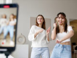 L’85% dei giovanissimi ha profili social, ragazze le più connesse