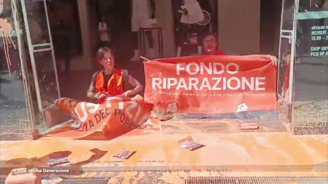 Blitz di Ultima Generazione a Roma, imbrattate vetrine a via del Corso Blitz di Ultima Generazione a Roma, imbrattate vetrine a via del Corso