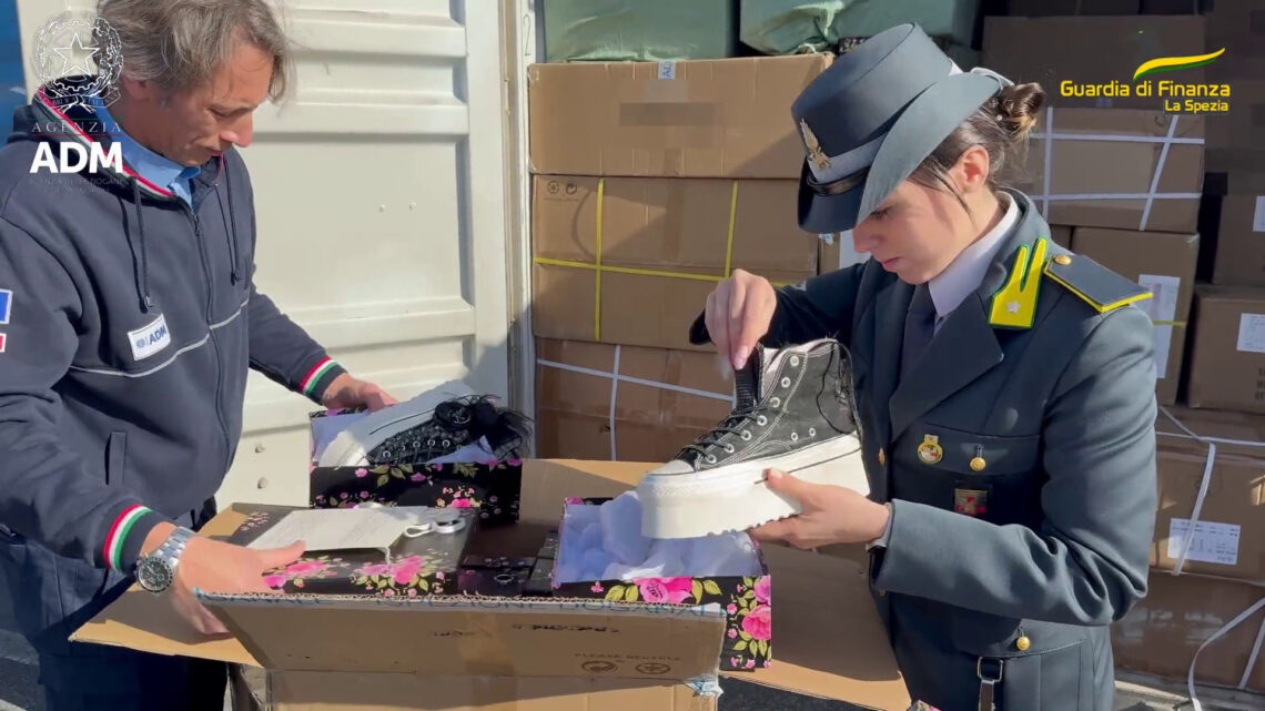 Sequestrate a La Spezia oltre 7.900 paia di calzature contraffatte Sequestrate a La Spezia oltre 7.900 paia di calzature contraffatte