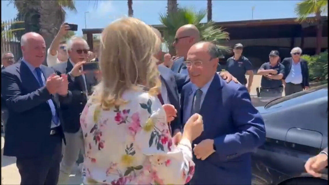 Schifani illeso dopo incidente, accolto fra gli applausi ad Agrigento Schifani illeso dopo incidente, accolto fra gli applausi ad Agrigento