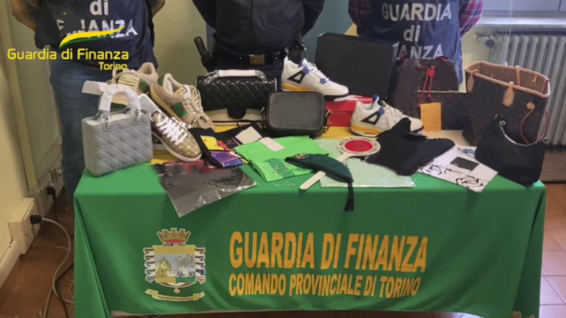 Scoperto a Torino deposito di capi di abbigliamento contraffatti Scoperto a Torino deposito di capi di abbigliamento contraffatti