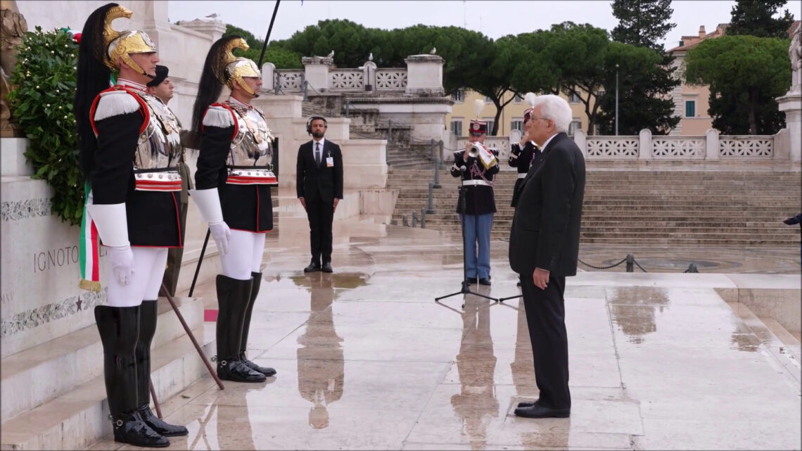 Mattarella depone una corona d’alloro all’Altare della Patria Mattarella depone una corona d’alloro all’Altare della Patria
