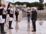 Mattarella depone una corona d’alloro all’Altare della Patria