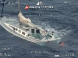 Naufragio al largo della Calabria, c’è una vittima. Si cercano dispersi