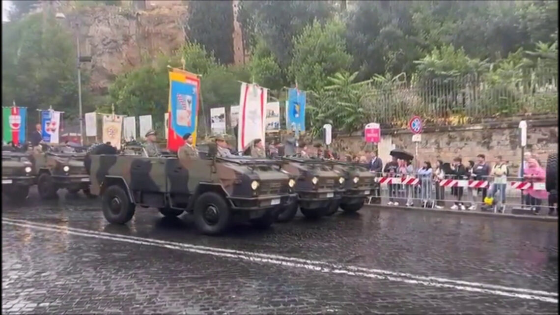Gonfalone della Sicilia alla sfilata per il 2 giugno a Roma Gonfalone della Sicilia alla sfilata per il 2 giugno a Roma