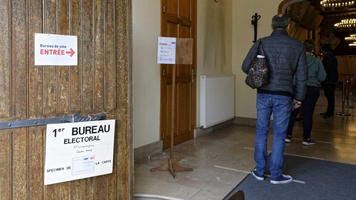 La Francia al voto per i ballottaggi La Francia al voto per i ballottaggi