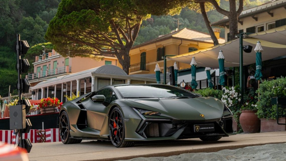 Lamborghini Milano porta la Revuelto V12 ibrida in riva al mare Lamborghini Milano porta la Revuelto V12 ibrida in riva al mare