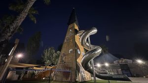 Sulle orme dei dinosauri sotto le stelle. Zoomarine inaugura l’apertura serale con il super Dinosaur Show, la più grande avventura dei giganti del pianeta e tante novità divertenti.