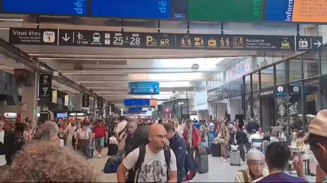 Attacco alla rete ferroviaria di Parigi, disagi per i passeggeri Attacco alla rete ferroviaria di Parigi, disagi per i passeggeri