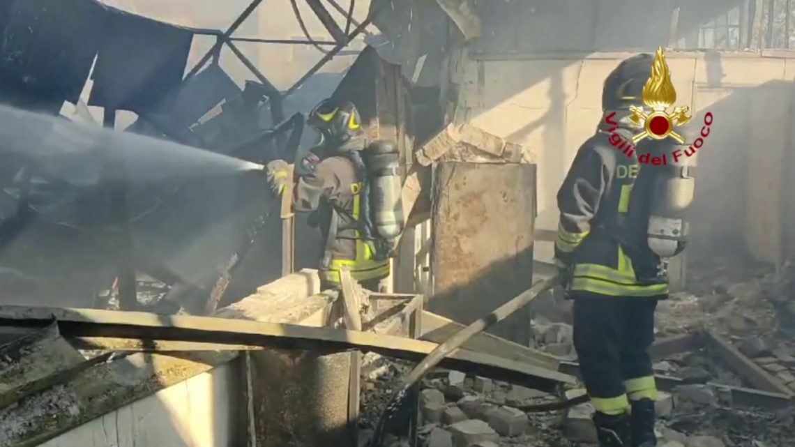 Roma, incendio coinvolge due capannoni. Situazione sotto controllo Roma, incendio coinvolge due capannoni. Situazione sotto controllo