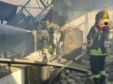 Roma, incendio coinvolge due capannoni. Situazione sotto controllo