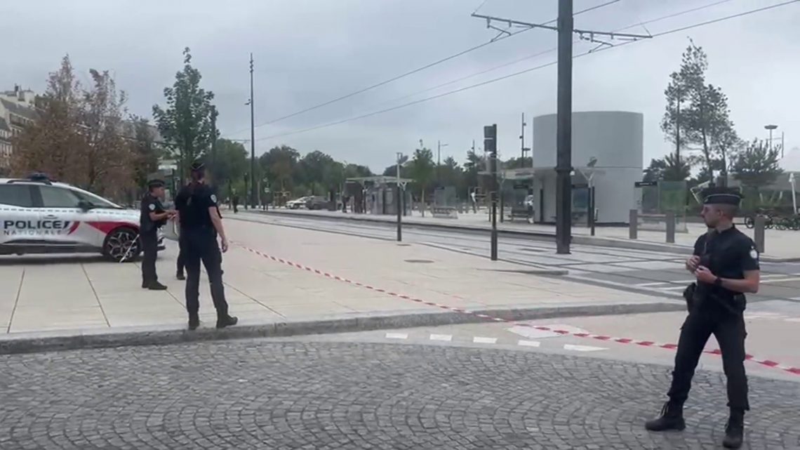 Allarme al Media Press Center di Parigi, perimetro transennato Allarme al Media Press Center di Parigi, perimetro transennato