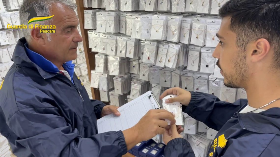 Pescara, la Gdf sequestra 400 mila pezzi di bigiotteria non conformi Pescara, la Gdf sequestra 400 mila pezzi di bigiotteria non conformi