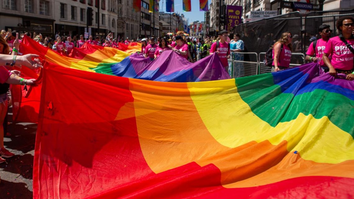 Report Booking.com, 59% dei viaggiatori LGBTQ+ ha subito discriminazioni Report Booking.com, 59% dei viaggiatori LGBTQ+ ha subito discriminazioni