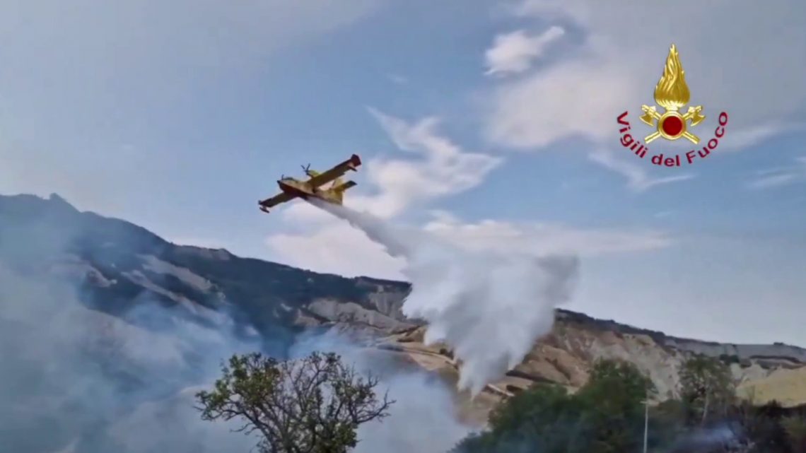 Vasto incendio ad Ascoli Piceno, le immagini Vasto incendio ad Ascoli Piceno, le immagini