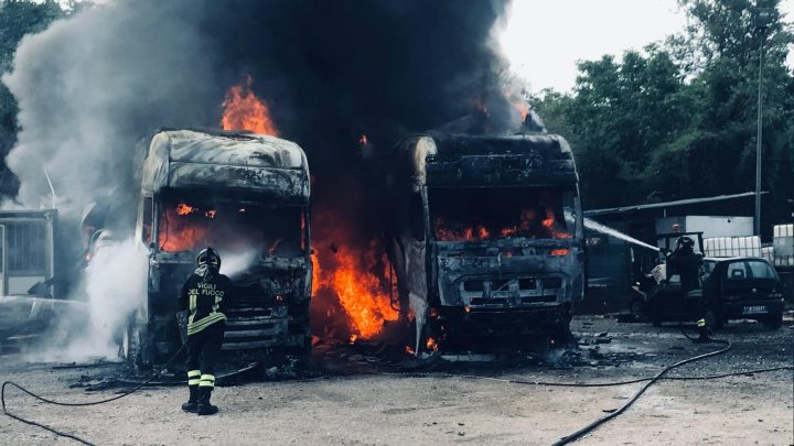 Paura a S.Anastasia: bruciano due Tir