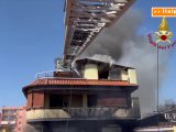 Incendio in una palazzina nel Napoletano, vigili del fuoco al lavoro