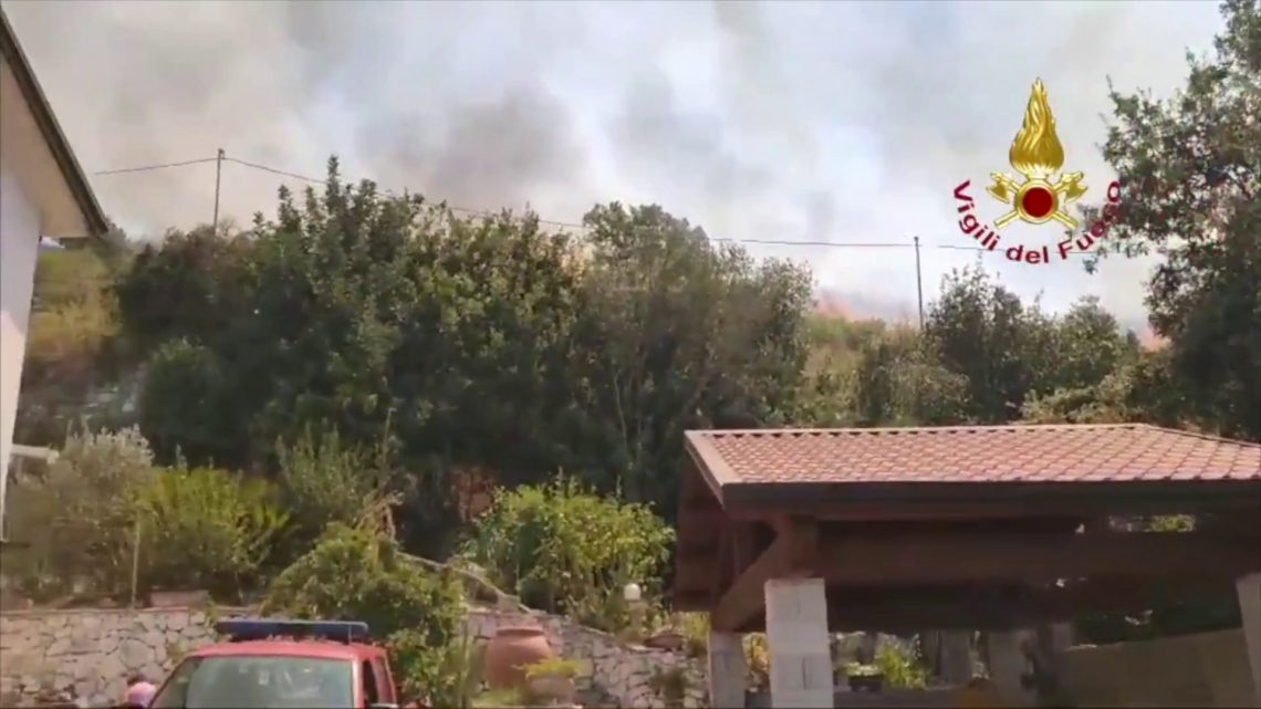 Incendio nel casertano, evacuate tre abitazioni Incendio nel casertano, evacuate tre abitazioni