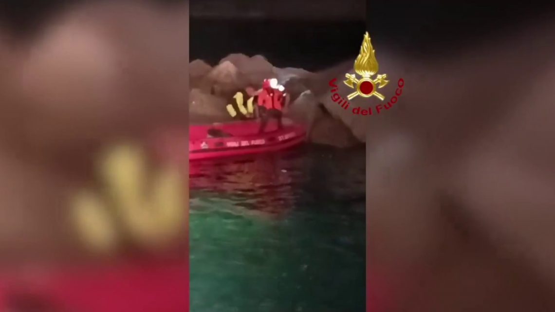 Imbarcazione contro gli scogli a Genova, le immagini del soccorso Imbarcazione contro gli scogli a Genova, le immagini del soccorso