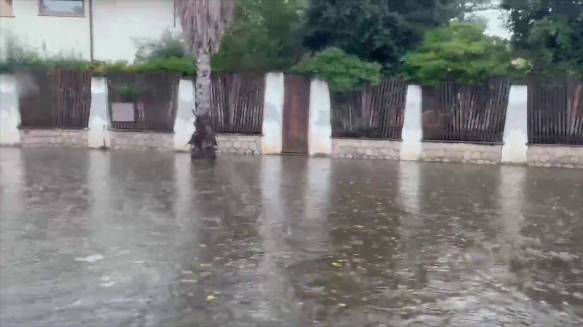 Acquazzone su Palermo con tuoni e fulmini, allagata Mondello Acquazzone su Palermo con tuoni e fulmini, allagata Mondello