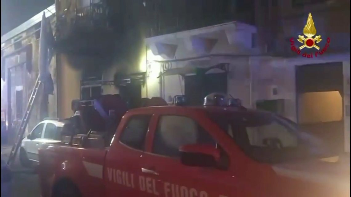 Palazzina in fiamme, paura a Palermo. Le immagini dei soccorsi Palazzina in fiamme, paura a Palermo. Le immagini dei soccorsi